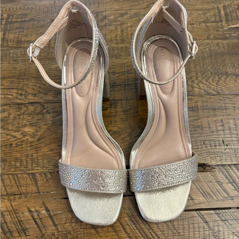 Kelly & Katie Caital Gold Sandal - Picture 3 of 3